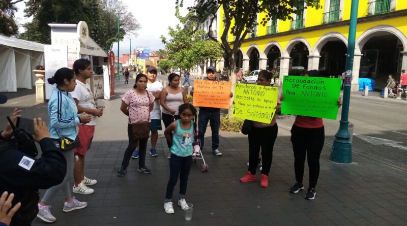 Familiares de motociclista accidentado buscan apoyo prótesis de pierna