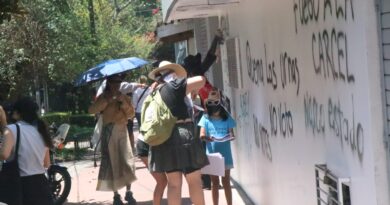 Vandalizan anarquistas oficinas del INE y del PRI en Xalapa Vandalizan anarquistas oficinas del INE y del PRI en Xalapa