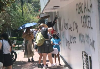Vandalizan anarquistas oficinas del INE y del PRI en Xalapa