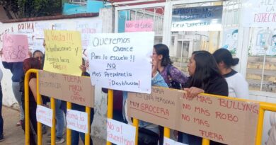 Padres de familia bloquean carretera Rafael Lucio-Tlacolulan, exigen la destitución definitiva de la directora de la escuela López Mateos Padres de familia bloquean carretera Rafael Lucio-Tlacolulan, exigen la destitución definitiva de la directora de la escuela López Mateos