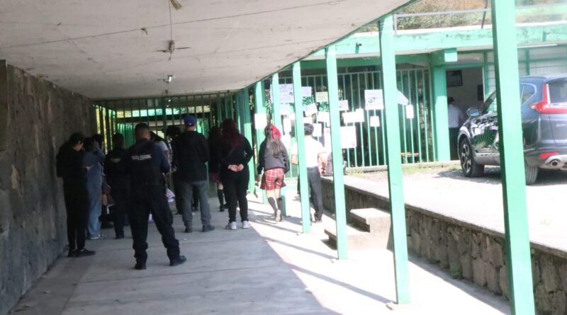 En la Preparatoria  Joaquín Ramírez Cabañas en Coatepec acusan a docente de acoso y exigen su destitución