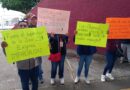 Padres de familia, directivos y docentes de Córdoba y Orizaba se manifiestan en las oficinas centrales de la SEV