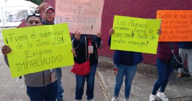 Padres de familia, directivos y docentes de Córdoba y Orizaba se manifiestan en las oficinas centrales de la SEV