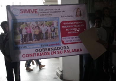 Docentes veracruzanos se manifiestan en Xalapa para frenar despidos