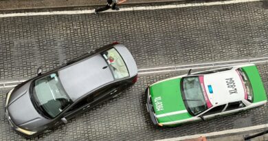Choque entre taxi y vehículo particular provoca cierre temporal de la calle Primo Verdad