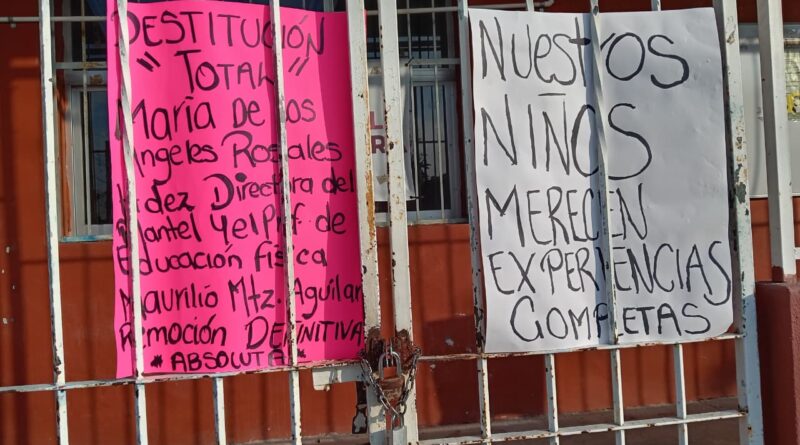 Padres de familia toman la escuela primaria Benito Juárez de Xalapa y exigen la destitución de su directora