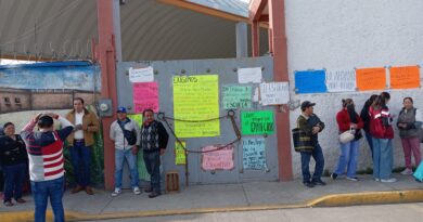 Padres de familia toman escuela secundaria de Perote, exigen el regreso de su director