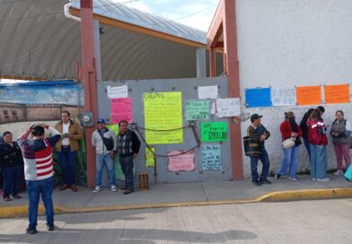 Padres de familia toman escuela secundaria de Perote, exigen el regreso de su director