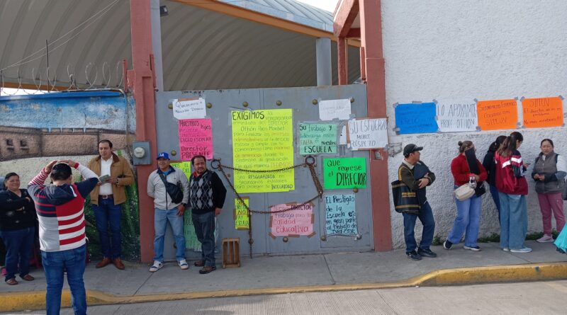 Padres de familia toman escuela secundaria de Perote, exigen el regreso de su director