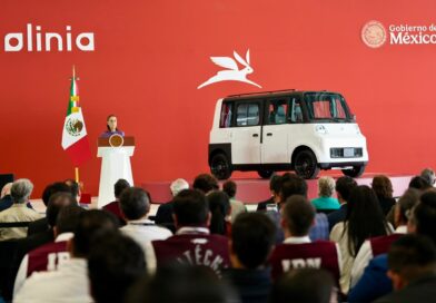 Sheinbaum presenta Olinia, primer auto eléctrico mexicano