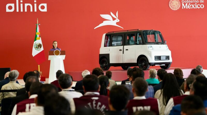 Sheinbaum presenta Olinia, primer auto eléctrico mexicano