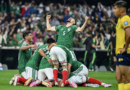 México mantiene el paso perfecto en el Azteca al vencer 2-0 a Ecuador