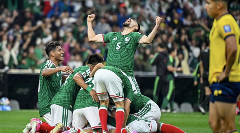 México mantiene el paso perfecto en el Azteca al vencer 2-0 a Ecuador