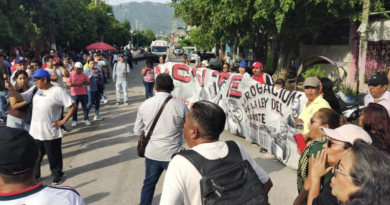 Maestros protestan en Acapulco a la llegada de la presidenta Sheinbaum