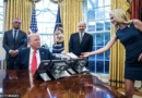 Ella es Natalie Harp, la mano derecha de Trump en el centro de la polémica por su cercanía con el presidente