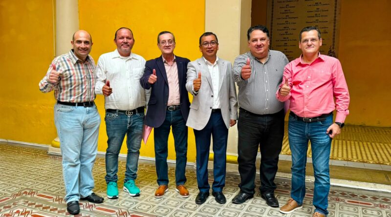 Renuncian militantes panistas de Veracruz para irse al Partido Somos México.