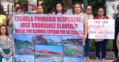 Padres de familia de escuela primaria de Veracruz puerto demandan se libere el pago a constructora que realiza trabajos de mantenimiento