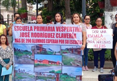 Padres de familia de escuela primaria de Veracruz puerto demandan se libere el pago a constructora que realiza trabajos de mantenimiento