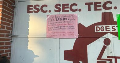 Padres de familia toman instalaciones de Secundaria Técnica en Tierra Blanca