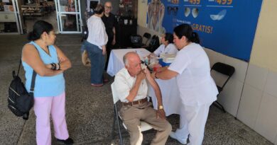 Alta participación de familias xalapeñas en Jornada de Vacunación contra el Sarampión durante el fin de semana