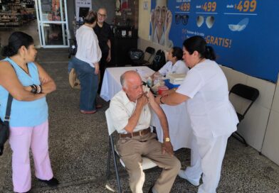 Alta participación de familias xalapeñas en Jornada de Vacunación contra el Sarampión durante el fin de semana
