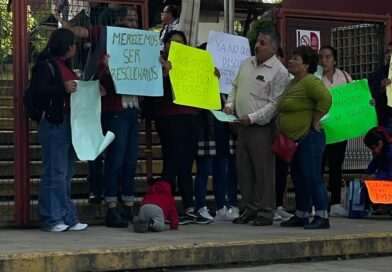 Padres de familia de Jardín de Niños de Tlacolulan toman oficinas centrales de la SEV, exigen la asignación de un docente