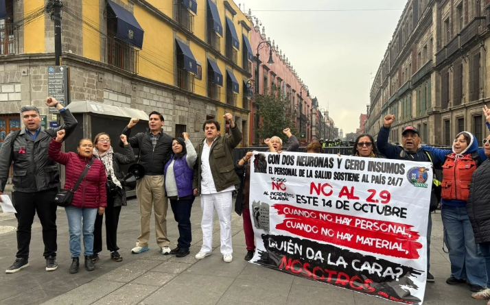 Trabajadores del IMSS entregan a Presidencia pliego petitorio; refrendan demanda de alza salarial del 10%