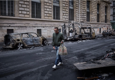 Francia anuncia toques de queda parciales tras disturbios en protestas del fin de semana