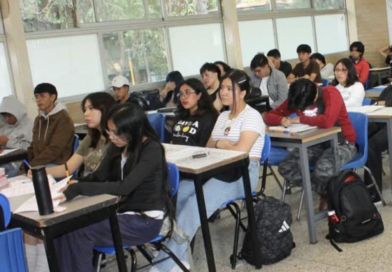 CCH pide a padres revisar mochilas desde casa